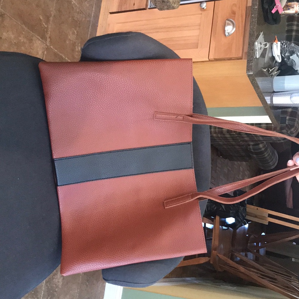 Vince Camuto leather shoulder bag.